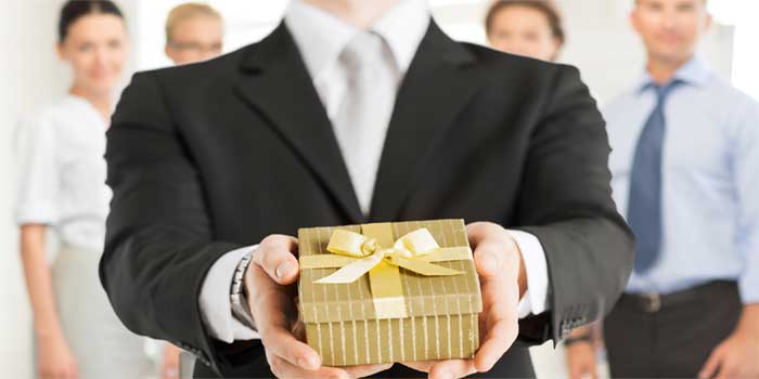 Как выбрать подарок начальнику