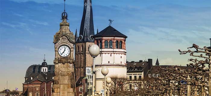 Часы на Рейнской башне, сухой фонтан и река времени в Астане