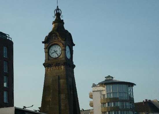 Старинные башенные часы в Дюссельдорфе
