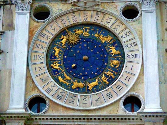 Часы и архитектура - знаменитая башня Torre dell'orologio на площади Сан Марко