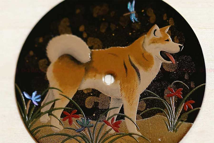 Традиционные L.U.C XP Urushi Year of the Dog от Chopard: акита-ину в уруши с орхидеями и стрекозой